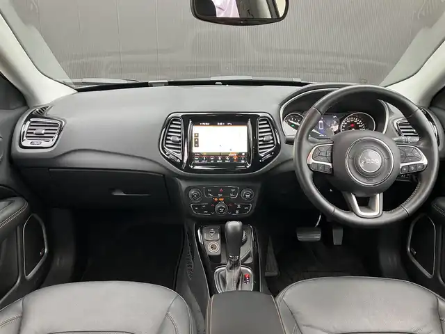 クライスラー・ジープ ジープ コンパス リミテッド 道東・釧路十勝 2020(令2)年 4.3万km シルバー ４WD/純正ナビ/　　BT/USB/フルセグ/バックカメラ/純正ETC2.0/ｂｅａｔｓプレミアムサウンド/アドバンストブレーキアシスト/車線逸脱警報プラス/アダプティブクルーズコントロール/ブラインドスポットモニター/フロント/リアパークアシスト/縦列/並列パークアシスト/jeepアクティブドライブ/　　AUTO/SNOW/SAND/MUD/レザーシート/前席シートヒーター/メモリ付きD席パワーシート/パワーリフトゲート/キセノンヘッドライト/純正18インチAW/純正フロアマット/スペアキー/取扱説明書/保証書