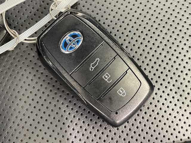トヨタ ハリアー ハイブリッド Z レザーパッケージ 福岡県 2021(令3)年 2.6万km ホワイトパールクリスタルシャイン 純正メモリナビ/　(Bluetooth/フルセグTV/miracast/USB)/アラウンドビューカメラ/バックカメラ/JBLプレミアムサウンドシステム/トヨタセーフティセンス/・プリクラッシュセーフティ/・レーントレーシングアシスト/・レーンディパーチャーアラート/・ロードサインアシスト/・レーダークルーズコントロール/・オートマチックハイビーム/・先行車発進アラーム/・プロアクティブドライビングアシスト/・レーンチェンジアシスト/・緊急時操舵支援/・フロントクロストラフィックアラート/コーナーセンサー/ビルトインETC/前後ドライブレコーダー/前席パワーシート/前席シートヒーター/前席シートベンチレーション/禁煙車/デジタルインナーミラー/LEDヘッドライト/純正19インチAW/純正フロアマット