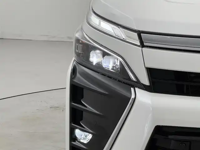 トヨタ ヴォクシー ハイブリッド ZS 煌Ⅲ 福岡県 2021(令3)年 5.2万km ホワイトパールクリスタルシャイン 後席モニター　/社外ナビ　/衝突軽減　/ＰＫＳＢ　/レーンキープ　/コーナーセンサー　/クルコン　/両側パワースライドドア　/シートヒーター　/ＥＴＣ　/ドラレコ　/ドライブモード　/ＷＡＣ　/オートライト　/純正アルミホイール