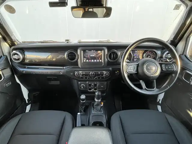 クライスラー・ジープ ジープ ラングラー アンリミテッド スポーツ アルティテュード 東京都 2021(令3)年 3.6万km 白 純正ディスプレイオーディオ/フロント／サイド／バックカメラ/ＬＥＤヘッドライト/Ａ／Ｔタイヤ/純正１７インチＡＷ/純正ＯＰ前ドライブレコーダー/ＡＣＣ/ＢＳＭ/レーンキープ/ＥＴＣ/スマートキー