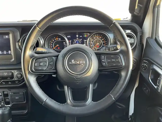 クライスラー・ジープ ジープ ラングラー アンリミテッド スポーツ アルティテュード 東京都 2021(令3)年 3.6万km 白 純正ディスプレイオーディオ/フロント／サイド／バックカメラ/ＬＥＤヘッドライト/Ａ／Ｔタイヤ/純正１７インチＡＷ/純正ＯＰ前ドライブレコーダー/ＡＣＣ/ＢＳＭ/レーンキープ/ＥＴＣ/スマートキー