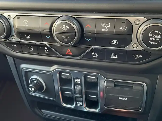 クライスラー・ジープ ジープ ラングラー アンリミテッド スポーツ アルティテュード 東京都 2021(令3)年 3.6万km 白 純正ディスプレイオーディオ/フロント／サイド／バックカメラ/ＬＥＤヘッドライト/Ａ／Ｔタイヤ/純正１７インチＡＷ/純正ＯＰ前ドライブレコーダー/ＡＣＣ/ＢＳＭ/レーンキープ/ＥＴＣ/スマートキー