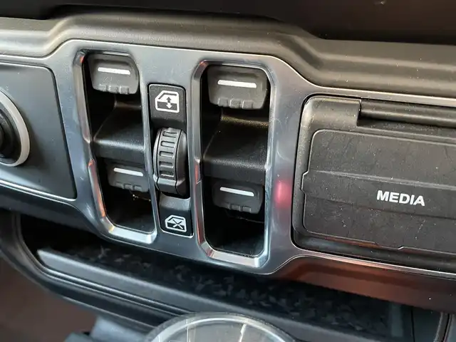 クライスラー・ジープ ジープ ラングラー アンリミテッド スポーツ アルティテュード 東京都 2021(令3)年 3.6万km 白 純正ディスプレイオーディオ/フロント／サイド／バックカメラ/ＬＥＤヘッドライト/Ａ／Ｔタイヤ/純正１７インチＡＷ/純正ＯＰ前ドライブレコーダー/ＡＣＣ/ＢＳＭ/レーンキープ/ＥＴＣ/スマートキー