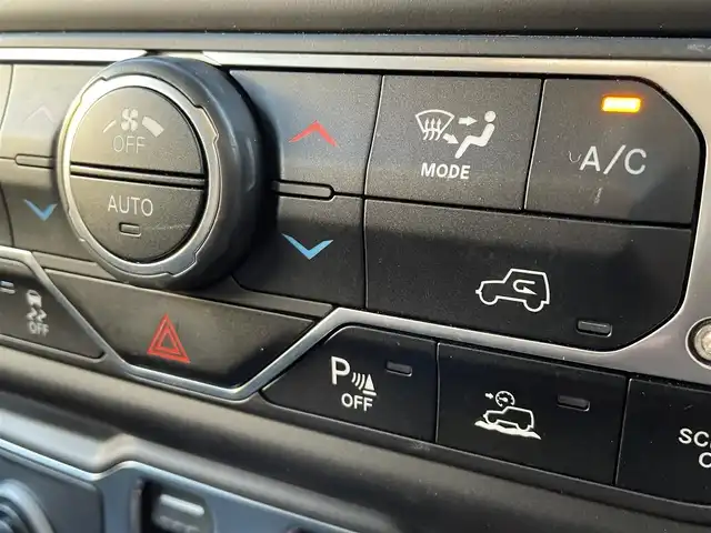 クライスラー・ジープ ジープ ラングラー アンリミテッド スポーツ アルティテュード 東京都 2021(令3)年 3.6万km 白 純正ディスプレイオーディオ/フロント／サイド／バックカメラ/ＬＥＤヘッドライト/Ａ／Ｔタイヤ/純正１７インチＡＷ/純正ＯＰ前ドライブレコーダー/ＡＣＣ/ＢＳＭ/レーンキープ/ＥＴＣ/スマートキー