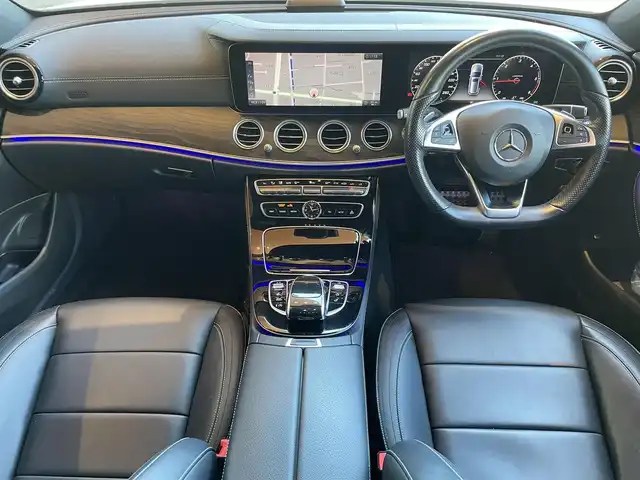 メルセデス・ベンツ Ｅ２２０ｄ SW AVG スポーツ 本革 高知県 2017(平29)年 5.6万km ダイヤモンドホワイト 純正HDDナビ/【BT/フルセグTV】/レザーエクスクルーシブパッケージ/・本革シート/・ブルメスターサウンド/・64色アンビエントライト/レーダーセーフティパッケージ/・ACC/・道路標識アシスト/・ステアリング操作サポート/・アクティブブレーキアシスト/・アクティブレーンキープアシスト/・ブラインドスポットアシスト/エアバランスパッケージ/・パフュームアドバイザー/・イオナイザー/純正19インチAW/全方位カメラ/バックカメラ/横滑り防止/シートヒーター/パワーシート(メモリ機能有り)/コーナー、バックセンサー/パワーバックドア/ビルトインETC/前後ドライブレコーダー/パドルシフト/ステアリングヒーター/オートワイパー/オートライト/純正LEDライト/MTモード付きAT/アイドリングストップ/純正フロアマット