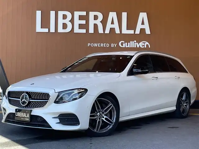 メルセデス・ベンツ Ｅ２２０ｄ SW AVG スポーツ 本革 高知県 2017(平29)年 5.6万km ダイヤモンドホワイト 純正HDDナビ/【BT/フルセグTV】/レザーエクスクルーシブパッケージ/・本革シート/・ブルメスターサウンド/・64色アンビエントライト/レーダーセーフティパッケージ/・ACC/・道路標識アシスト/・ステアリング操作サポート/・アクティブブレーキアシスト/・アクティブレーンキープアシスト/・ブラインドスポットアシスト/エアバランスパッケージ/・パフュームアドバイザー/・イオナイザー/純正19インチAW/全方位カメラ/バックカメラ/横滑り防止/シートヒーター/パワーシート(メモリ機能有り)/コーナー、バックセンサー/パワーバックドア/ビルトインETC/前後ドライブレコーダー/パドルシフト/ステアリングヒーター/オートワイパー/オートライト/純正LEDライト/MTモード付きAT/アイドリングストップ/純正フロアマット