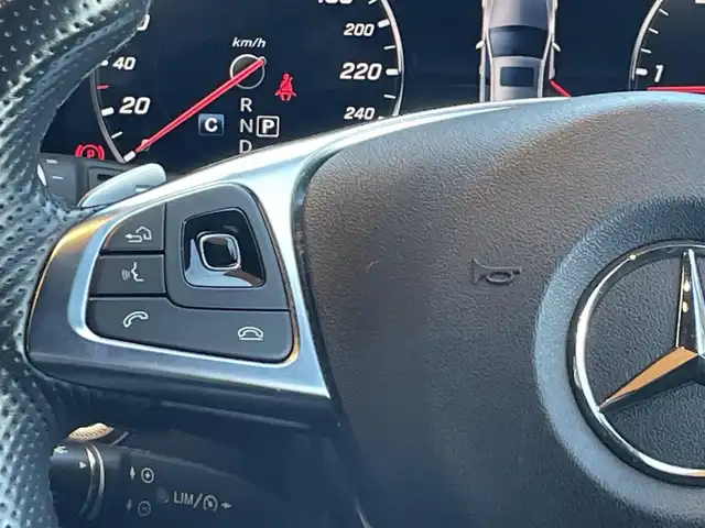 メルセデス・ベンツ Ｅ２２０ｄ SW AVG スポーツ 本革 高知県 2017(平29)年 5.6万km ダイヤモンドホワイト 純正HDDナビ/【BT/フルセグTV】/レザーエクスクルーシブパッケージ/・本革シート/・ブルメスターサウンド/・64色アンビエントライト/レーダーセーフティパッケージ/・ACC/・道路標識アシスト/・ステアリング操作サポート/・アクティブブレーキアシスト/・アクティブレーンキープアシスト/・ブラインドスポットアシスト/エアバランスパッケージ/・パフュームアドバイザー/・イオナイザー/純正19インチAW/全方位カメラ/バックカメラ/横滑り防止/シートヒーター/パワーシート(メモリ機能有り)/コーナー、バックセンサー/パワーバックドア/ビルトインETC/前後ドライブレコーダー/パドルシフト/ステアリングヒーター/オートワイパー/オートライト/純正LEDライト/MTモード付きAT/アイドリングストップ/純正フロアマット