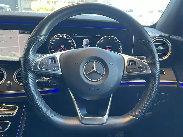 メルセデス・ベンツ Ｅ２２０ｄ SW AVG スポーツ 本革 高知県 2017(平29)年 5.6万km ダイヤモンドホワイト 純正HDDナビ/【BT/フルセグTV】/レザーエクスクルーシブパッケージ/・本革シート/・ブルメスターサウンド/・64色アンビエントライト/レーダーセーフティパッケージ/・ACC/・道路標識アシスト/・ステアリング操作サポート/・アクティブブレーキアシスト/・アクティブレーンキープアシスト/・ブラインドスポットアシスト/エアバランスパッケージ/・パフュームアドバイザー/・イオナイザー/純正19インチAW/全方位カメラ/バックカメラ/横滑り防止/シートヒーター/パワーシート(メモリ機能有り)/コーナー、バックセンサー/パワーバックドア/ビルトインETC/前後ドライブレコーダー/パドルシフト/ステアリングヒーター/オートワイパー/オートライト/純正LEDライト/MTモード付きAT/アイドリングストップ/純正フロアマット