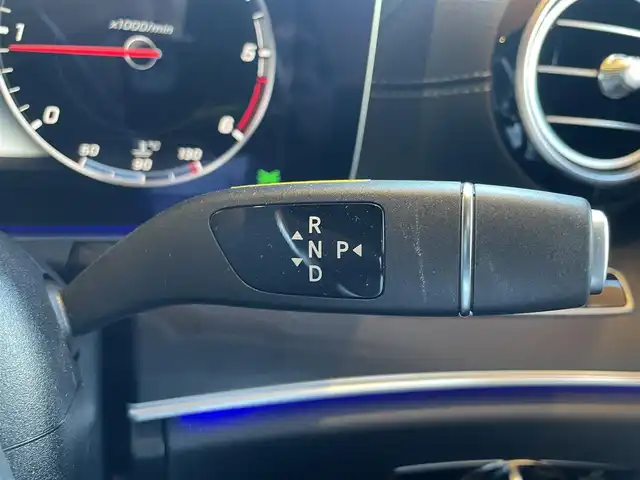 メルセデス・ベンツ Ｅ２２０ｄ SW AVG スポーツ 本革 高知県 2017(平29)年 5.6万km ダイヤモンドホワイト 純正HDDナビ/【BT/フルセグTV】/レザーエクスクルーシブパッケージ/・本革シート/・ブルメスターサウンド/・64色アンビエントライト/レーダーセーフティパッケージ/・ACC/・道路標識アシスト/・ステアリング操作サポート/・アクティブブレーキアシスト/・アクティブレーンキープアシスト/・ブラインドスポットアシスト/エアバランスパッケージ/・パフュームアドバイザー/・イオナイザー/純正19インチAW/全方位カメラ/バックカメラ/横滑り防止/シートヒーター/パワーシート(メモリ機能有り)/コーナー、バックセンサー/パワーバックドア/ビルトインETC/前後ドライブレコーダー/パドルシフト/ステアリングヒーター/オートワイパー/オートライト/純正LEDライト/MTモード付きAT/アイドリングストップ/純正フロアマット