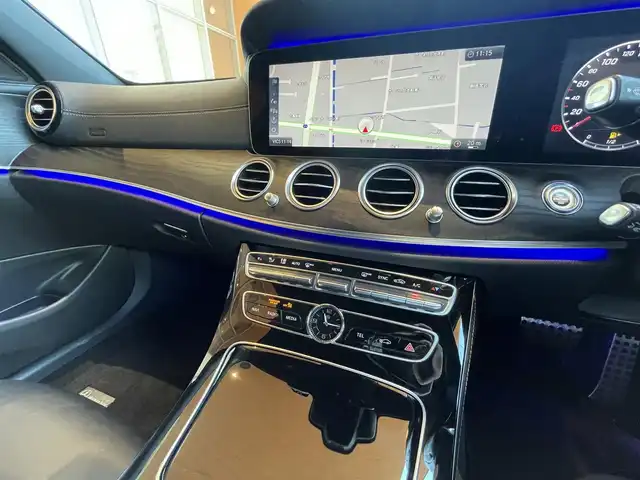 メルセデス・ベンツ Ｅ２２０ｄ SW AVG スポーツ 本革 高知県 2017(平29)年 5.6万km ダイヤモンドホワイト 純正HDDナビ/【BT/フルセグTV】/レザーエクスクルーシブパッケージ/・本革シート/・ブルメスターサウンド/・64色アンビエントライト/レーダーセーフティパッケージ/・ACC/・道路標識アシスト/・ステアリング操作サポート/・アクティブブレーキアシスト/・アクティブレーンキープアシスト/・ブラインドスポットアシスト/エアバランスパッケージ/・パフュームアドバイザー/・イオナイザー/純正19インチAW/全方位カメラ/バックカメラ/横滑り防止/シートヒーター/パワーシート(メモリ機能有り)/コーナー、バックセンサー/パワーバックドア/ビルトインETC/前後ドライブレコーダー/パドルシフト/ステアリングヒーター/オートワイパー/オートライト/純正LEDライト/MTモード付きAT/アイドリングストップ/純正フロアマット