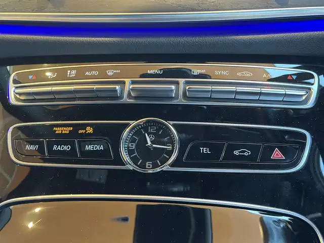 メルセデス・ベンツ Ｅ２２０ｄ SW AVG スポーツ 本革 高知県 2017(平29)年 5.6万km ダイヤモンドホワイト 純正HDDナビ/【BT/フルセグTV】/レザーエクスクルーシブパッケージ/・本革シート/・ブルメスターサウンド/・64色アンビエントライト/レーダーセーフティパッケージ/・ACC/・道路標識アシスト/・ステアリング操作サポート/・アクティブブレーキアシスト/・アクティブレーンキープアシスト/・ブラインドスポットアシスト/エアバランスパッケージ/・パフュームアドバイザー/・イオナイザー/純正19インチAW/全方位カメラ/バックカメラ/横滑り防止/シートヒーター/パワーシート(メモリ機能有り)/コーナー、バックセンサー/パワーバックドア/ビルトインETC/前後ドライブレコーダー/パドルシフト/ステアリングヒーター/オートワイパー/オートライト/純正LEDライト/MTモード付きAT/アイドリングストップ/純正フロアマット