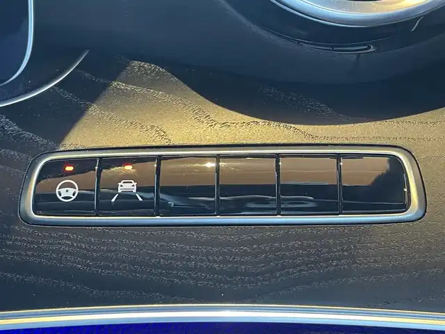 メルセデス・ベンツ Ｅ２２０ｄ SW AVG スポーツ 本革 高知県 2017(平29)年 5.6万km ダイヤモンドホワイト 純正HDDナビ/【BT/フルセグTV】/レザーエクスクルーシブパッケージ/・本革シート/・ブルメスターサウンド/・64色アンビエントライト/レーダーセーフティパッケージ/・ACC/・道路標識アシスト/・ステアリング操作サポート/・アクティブブレーキアシスト/・アクティブレーンキープアシスト/・ブラインドスポットアシスト/エアバランスパッケージ/・パフュームアドバイザー/・イオナイザー/純正19インチAW/全方位カメラ/バックカメラ/横滑り防止/シートヒーター/パワーシート(メモリ機能有り)/コーナー、バックセンサー/パワーバックドア/ビルトインETC/前後ドライブレコーダー/パドルシフト/ステアリングヒーター/オートワイパー/オートライト/純正LEDライト/MTモード付きAT/アイドリングストップ/純正フロアマット