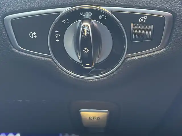 メルセデス・ベンツ Ｅ２２０ｄ SW AVG スポーツ 本革 高知県 2017(平29)年 5.6万km ダイヤモンドホワイト 純正HDDナビ/【BT/フルセグTV】/レザーエクスクルーシブパッケージ/・本革シート/・ブルメスターサウンド/・64色アンビエントライト/レーダーセーフティパッケージ/・ACC/・道路標識アシスト/・ステアリング操作サポート/・アクティブブレーキアシスト/・アクティブレーンキープアシスト/・ブラインドスポットアシスト/エアバランスパッケージ/・パフュームアドバイザー/・イオナイザー/純正19インチAW/全方位カメラ/バックカメラ/横滑り防止/シートヒーター/パワーシート(メモリ機能有り)/コーナー、バックセンサー/パワーバックドア/ビルトインETC/前後ドライブレコーダー/パドルシフト/ステアリングヒーター/オートワイパー/オートライト/純正LEDライト/MTモード付きAT/アイドリングストップ/純正フロアマット