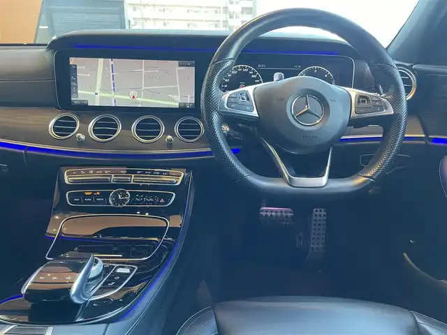 メルセデス・ベンツ Ｅ２２０ｄ SW AVG スポーツ 本革 高知県 2017(平29)年 5.6万km ダイヤモンドホワイト 純正HDDナビ/【BT/フルセグTV】/レザーエクスクルーシブパッケージ/・本革シート/・ブルメスターサウンド/・64色アンビエントライト/レーダーセーフティパッケージ/・ACC/・道路標識アシスト/・ステアリング操作サポート/・アクティブブレーキアシスト/・アクティブレーンキープアシスト/・ブラインドスポットアシスト/エアバランスパッケージ/・パフュームアドバイザー/・イオナイザー/純正19インチAW/全方位カメラ/バックカメラ/横滑り防止/シートヒーター/パワーシート(メモリ機能有り)/コーナー、バックセンサー/パワーバックドア/ビルトインETC/前後ドライブレコーダー/パドルシフト/ステアリングヒーター/オートワイパー/オートライト/純正LEDライト/MTモード付きAT/アイドリングストップ/純正フロアマット