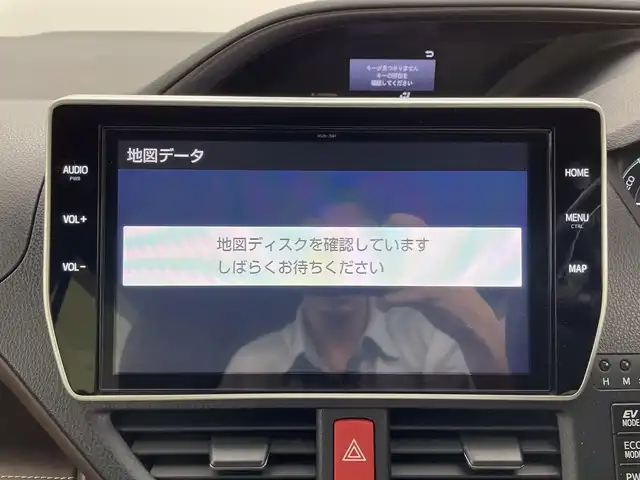 トヨタ エスクァイア ハイブリッド Gi プレミアムパッケージ 群馬県 2018(平30)年 4.9万km ホワイトパールクリスタルシャイン 純正１０インチナビ　フルセグ　バックカメラ　両側パワースライドドア　ＬＥＤオートライト　前席シートヒーター　クルーズコントロール　ステアリングヒーター　ステアリングスイッチ　ＥＴＣ　スマートキー