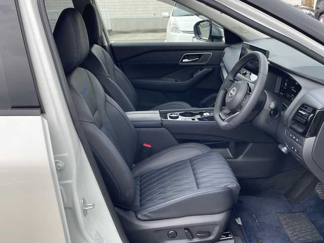 日産 エクストレイル オーテック e-4ORCE アドバンスドPKG 山梨県 2024(令6)年 0.7万km ブリリアントホワイトパール 純正ナビ　/４ＷＤ　/全方位カメラ　/ＥＴＣ　/デジタルルームミラー　/全席シートヒーター　/ベンチレーション　/プロパイロット　/パワーバックドア　/ＬＥＤライト　/本革レザーシート　/コーナーセンサー(前後)/パワーバックドア/コーナーセンサー/ドライブレコーダー　