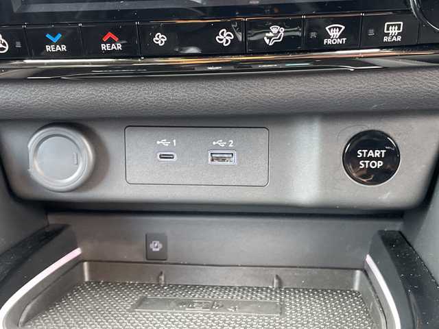 日産 エクストレイル オーテック e-4ORCE アドバンスドPKG 山梨県 2024(令6)年 0.7万km ブリリアントホワイトパール 純正ナビ　/４ＷＤ　/全方位カメラ　/ＥＴＣ　/デジタルルームミラー　/全席シートヒーター　/ベンチレーション　/プロパイロット　/パワーバックドア　/ＬＥＤライト　/本革レザーシート　/コーナーセンサー(前後)/パワーバックドア/コーナーセンサー/ドライブレコーダー　