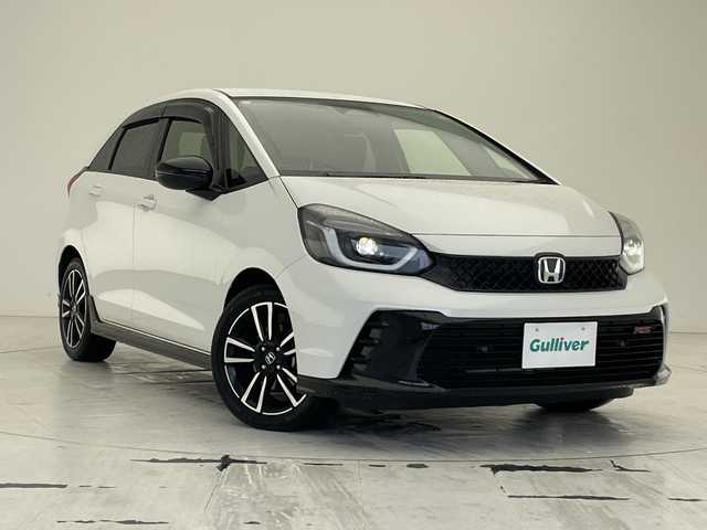 ホンダ フィット e:HEV RS 沖縄県 2024(令6)年 3.5万km プラチナホワイトパール 純正ナビ【VXU-245FTI】/（フルセグTV/CD/DVD/Bluetooth）/衝突被害軽減装置/横滑り防止装置/盗難防止装置/カーテンエアバック/バックカメラ/ETC/レーダークルコン/プッシュスタート/スマートキー/ハーフレザーシート/純正フロアマット/純正エアロパーツ（フロント/サイド/リア）/オートヘッドライト/LEDヘッドライト/前後コーナーセンサー