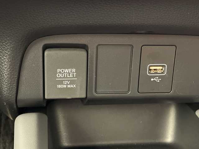 ホンダ フィット e:HEV RS 沖縄県 2024(令6)年 3.5万km プラチナホワイトパール 純正ナビ【VXU-245FTI】/（フルセグTV/CD/DVD/Bluetooth）/衝突被害軽減装置/横滑り防止装置/盗難防止装置/カーテンエアバック/バックカメラ/ETC/レーダークルコン/プッシュスタート/スマートキー/ハーフレザーシート/純正フロアマット/純正エアロパーツ（フロント/サイド/リア）/オートヘッドライト/LEDヘッドライト/前後コーナーセンサー