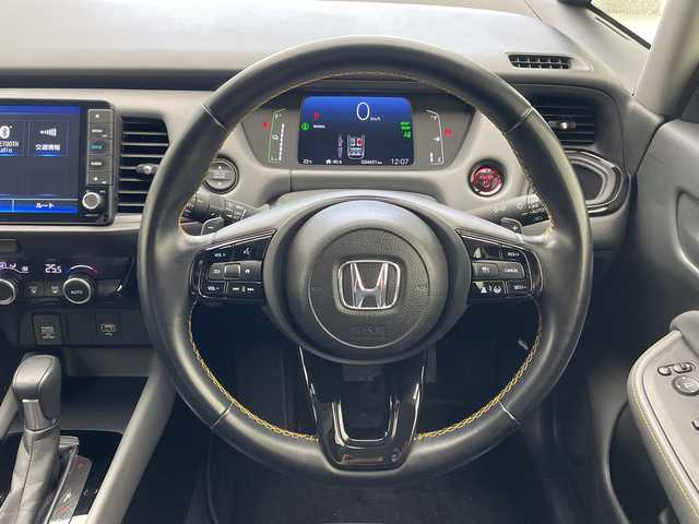 ホンダ フィット e:HEV RS 沖縄県 2024(令6)年 3.5万km プラチナホワイトパール 純正ナビ【VXU-245FTI】/（フルセグTV/CD/DVD/Bluetooth）/衝突被害軽減装置/横滑り防止装置/盗難防止装置/カーテンエアバック/バックカメラ/ETC/レーダークルコン/プッシュスタート/スマートキー/ハーフレザーシート/純正フロアマット/純正エアロパーツ（フロント/サイド/リア）/オートヘッドライト/LEDヘッドライト/前後コーナーセンサー