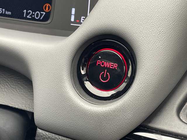 ホンダ フィット e:HEV RS 沖縄県 2024(令6)年 3.5万km プラチナホワイトパール 純正ナビ【VXU-245FTI】/（フルセグTV/CD/DVD/Bluetooth）/衝突被害軽減装置/横滑り防止装置/盗難防止装置/カーテンエアバック/バックカメラ/ETC/レーダークルコン/プッシュスタート/スマートキー/ハーフレザーシート/純正フロアマット/純正エアロパーツ（フロント/サイド/リア）/オートヘッドライト/LEDヘッドライト/前後コーナーセンサー