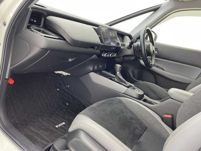 ホンダ フィット e:HEV RS 沖縄県 2024(令6)年 3.5万km プラチナホワイトパール 純正ナビ【VXU-245FTI】/（フルセグTV/CD/DVD/Bluetooth）/衝突被害軽減装置/横滑り防止装置/盗難防止装置/カーテンエアバック/バックカメラ/ETC/レーダークルコン/プッシュスタート/スマートキー/ハーフレザーシート/純正フロアマット/純正エアロパーツ（フロント/サイド/リア）/オートヘッドライト/LEDヘッドライト/前後コーナーセンサー