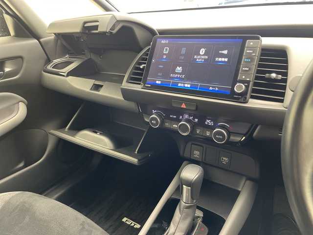 ホンダ フィット e:HEV RS 沖縄県 2024(令6)年 3.5万km プラチナホワイトパール 純正ナビ【VXU-245FTI】/（フルセグTV/CD/DVD/Bluetooth）/衝突被害軽減装置/横滑り防止装置/盗難防止装置/カーテンエアバック/バックカメラ/ETC/レーダークルコン/プッシュスタート/スマートキー/ハーフレザーシート/純正フロアマット/純正エアロパーツ（フロント/サイド/リア）/オートヘッドライト/LEDヘッドライト/前後コーナーセンサー