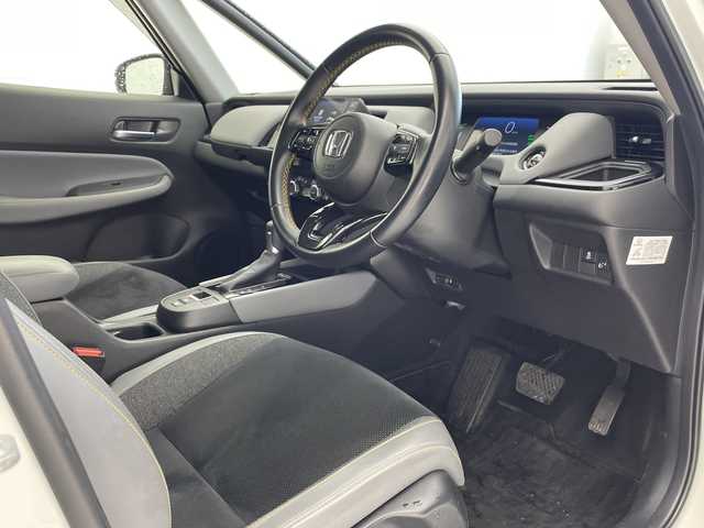 ホンダ フィット e:HEV RS 沖縄県 2024(令6)年 3.5万km プラチナホワイトパール 純正ナビ【VXU-245FTI】/（フルセグTV/CD/DVD/Bluetooth）/衝突被害軽減装置/横滑り防止装置/盗難防止装置/カーテンエアバック/バックカメラ/ETC/レーダークルコン/プッシュスタート/スマートキー/ハーフレザーシート/純正フロアマット/純正エアロパーツ（フロント/サイド/リア）/オートヘッドライト/LEDヘッドライト/前後コーナーセンサー