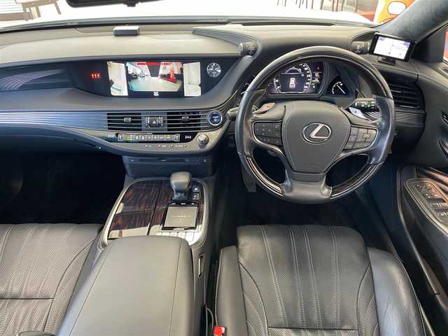 レクサス ＬＳ 500h バージョンL 埼玉県 2018(平30)年 6.5万km ソニッククォーツ 黒レザーシート/サンルーフ/Lexus SafetySystem+A/　プリクラッシュセーフティ/　フロントクロストラフィックアラート/　レーントレーシングアシスト/　アダプティブハイビームシステム/　オートマチックハイビーム/　ロードサインアシスト/　レーダークルーズコントロール/　（全車速追従機能付き）/　先行車発進告知機能/　ドライバー異常時停止支援システム/パーキングサポートアラート/　リヤカメラディテクション/　リアクロストラフィックアラート/　クリアランスソナー/ブラインドスポットモニタリング/純正メモリナビ/　DTV/CD/DVD/Blu-ray/　SD/SDREC/BT/USB/AUX/Miracast/パノラミックビューモニター/デジタルインナーミラー/全席パワーシート/全席シートヒーター&ベンチレーター/リヤマルチオペレーションパネル/ヘッドアップディスプレイ/ハンズフリートランクリッド/3眼LEDヘッドライト＆フォグランプ/ウッドコンビ革巻きステアリング/ステアリングヒーター/スマートキー×２ カードx1/純正ドラレコ&社外ドラレコ/後席AC100V/1500W電源/ビルトインETC2.0