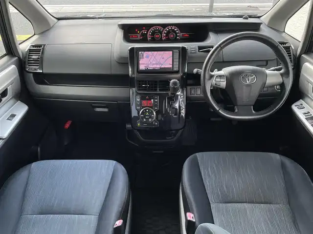 トヨタ ヴォクシー ZS 岐阜県 2011(平23)年 9.1万km ブラック (株)IDOMが運営する【じしゃロン多治見店】の自社ローン専用車両になります。こちらは現金またはオートローンご利用時の価格です。自社ローンご希望の方は別途その旨お申付け下さい。/ディーラーオプションナビ/　（Bluetooth/DVD/フルセグ）/左側パワースライドドア/バックカメラ/ETC/オートライト/フォグランプ/パドルシフト/ステアリングリモコン