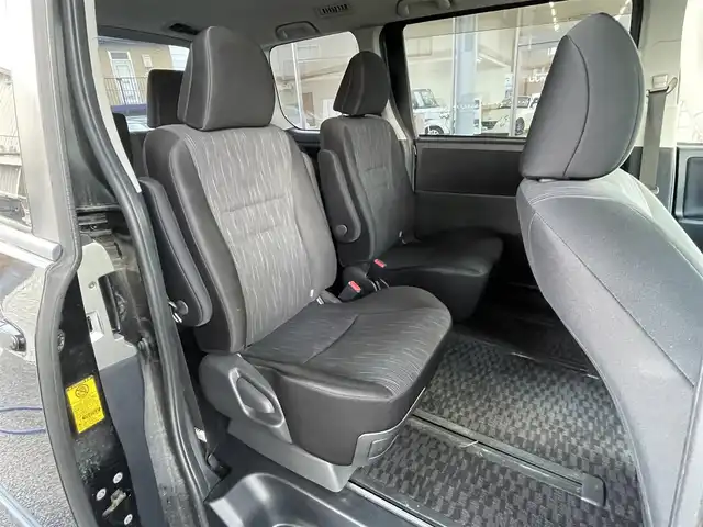 トヨタ ヴォクシー ZS 岐阜県 2011(平23)年 9.1万km ブラック (株)IDOMが運営する【じしゃロン多治見店】の自社ローン専用車両になります。こちらは現金またはオートローンご利用時の価格です。自社ローンご希望の方は別途その旨お申付け下さい。/ディーラーオプションナビ/　（Bluetooth/DVD/フルセグ）/左側パワースライドドア/バックカメラ/ETC/オートライト/フォグランプ/パドルシフト/ステアリングリモコン