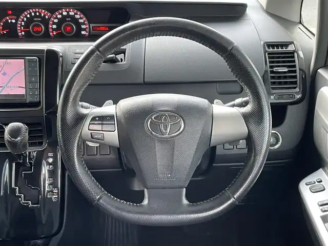 トヨタ ヴォクシー ZS 岐阜県 2011(平23)年 9.1万km ブラック (株)IDOMが運営する【じしゃロン多治見店】の自社ローン専用車両になります。こちらは現金またはオートローンご利用時の価格です。自社ローンご希望の方は別途その旨お申付け下さい。/ディーラーオプションナビ/　（Bluetooth/DVD/フルセグ）/左側パワースライドドア/バックカメラ/ETC/オートライト/フォグランプ/パドルシフト/ステアリングリモコン