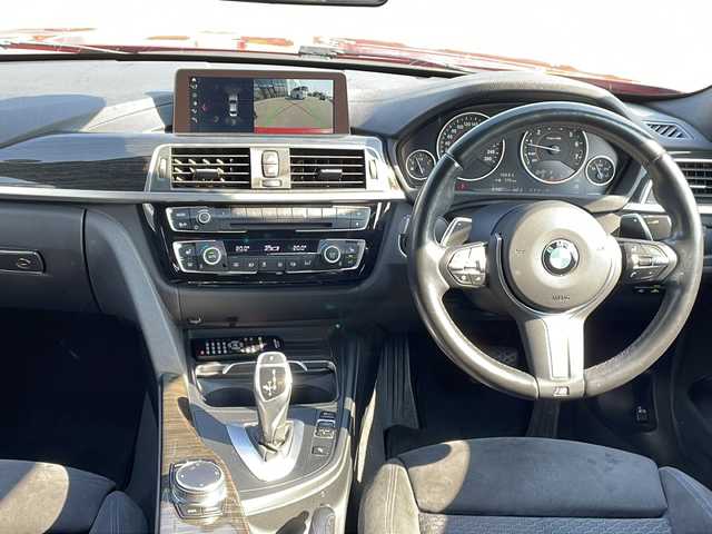 ＢＭＷ ３２０ｉ xDrive Mスポーツ 青森県 2018(平30)年 8.8万km 赤 ・４WD/・純正ナビ/・AM/FM Bluetooth / CD/DVD/・ステアリングリモコン/・クルーズコントロール/・衝突軽減装置/・コーナーセンサー前後/・横滑り抑制装置/・前席シートヒーター/・パワーシート/・パドルシフト/・オートライト/・プッシュスタート/・アイドリングストップ/・レーンキープアシスト/・ドライブレコーダー前方/・スタッドレスタイヤ積み込み/・保証書/・取扱説明書