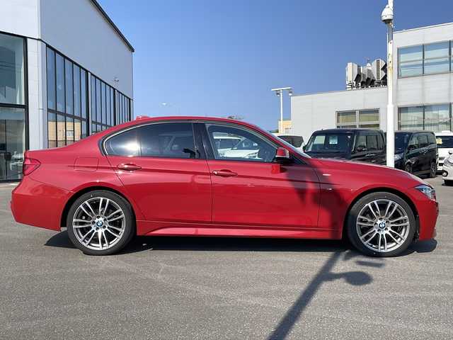 ＢＭＷ ３２０ｉ xDrive Mスポーツ 青森県 2018(平30)年 8.8万km 赤 ・４WD/・純正ナビ/・AM/FM Bluetooth / CD/DVD/・ステアリングリモコン/・クルーズコントロール/・衝突軽減装置/・コーナーセンサー前後/・横滑り抑制装置/・前席シートヒーター/・パワーシート/・パドルシフト/・オートライト/・プッシュスタート/・アイドリングストップ/・レーンキープアシスト/・ドライブレコーダー前方/・スタッドレスタイヤ積み込み/・保証書/・取扱説明書