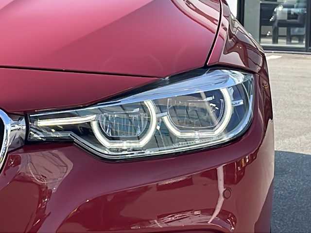 ＢＭＷ ３２０ｉ xDrive Mスポーツ 青森県 2018(平30)年 8.8万km 赤 ・４WD/・純正ナビ/・AM/FM Bluetooth / CD/DVD/・ステアリングリモコン/・クルーズコントロール/・衝突軽減装置/・コーナーセンサー前後/・横滑り抑制装置/・前席シートヒーター/・パワーシート/・パドルシフト/・オートライト/・プッシュスタート/・アイドリングストップ/・レーンキープアシスト/・ドライブレコーダー前方/・スタッドレスタイヤ積み込み/・保証書/・取扱説明書