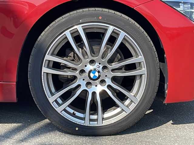 ＢＭＷ ３２０ｉ xDrive Mスポーツ 青森県 2018(平30)年 8.8万km 赤 ・４WD/・純正ナビ/・AM/FM Bluetooth / CD/DVD/・ステアリングリモコン/・クルーズコントロール/・衝突軽減装置/・コーナーセンサー前後/・横滑り抑制装置/・前席シートヒーター/・パワーシート/・パドルシフト/・オートライト/・プッシュスタート/・アイドリングストップ/・レーンキープアシスト/・ドライブレコーダー前方/・スタッドレスタイヤ積み込み/・保証書/・取扱説明書