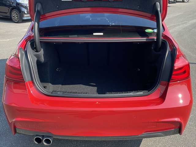 ＢＭＷ ３２０ｉ xDrive Mスポーツ 青森県 2018(平30)年 8.8万km 赤 ・４WD/・純正ナビ/・AM/FM Bluetooth / CD/DVD/・ステアリングリモコン/・クルーズコントロール/・衝突軽減装置/・コーナーセンサー前後/・横滑り抑制装置/・前席シートヒーター/・パワーシート/・パドルシフト/・オートライト/・プッシュスタート/・アイドリングストップ/・レーンキープアシスト/・ドライブレコーダー前方/・スタッドレスタイヤ積み込み/・保証書/・取扱説明書