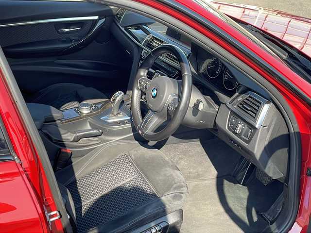 ＢＭＷ ３２０ｉ xDrive Mスポーツ 青森県 2018(平30)年 8.8万km 赤 ・４WD/・純正ナビ/・AM/FM Bluetooth / CD/DVD/・ステアリングリモコン/・クルーズコントロール/・衝突軽減装置/・コーナーセンサー前後/・横滑り抑制装置/・前席シートヒーター/・パワーシート/・パドルシフト/・オートライト/・プッシュスタート/・アイドリングストップ/・レーンキープアシスト/・ドライブレコーダー前方/・スタッドレスタイヤ積み込み/・保証書/・取扱説明書