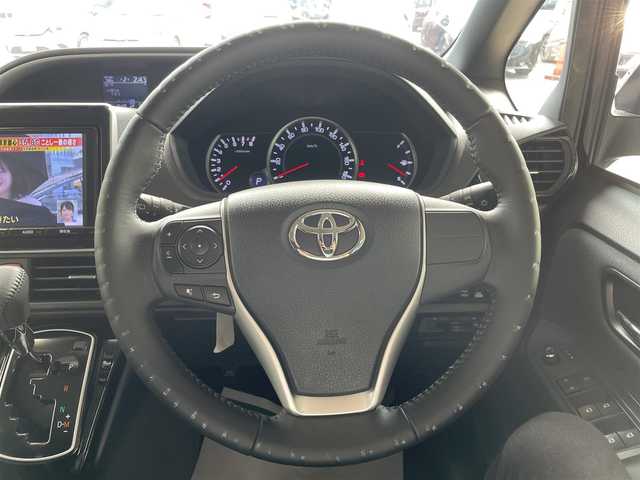 トヨタ ヴォクシー ZS 煌Ⅱ 千葉県 2017(平29)年 7.1万km ブラック ワンオーナー/トヨタセーフティーセンス/・プリクラッシュセーフティー/・レーンキープアシスト/・オートマチックハイビーム/純正9インチSDナビ【NSZT-Y66T】/・CD/DVD/MSV/Bluetooth/フルセグ/純正フリップダウンモニター【V12T-R66C】/バックカメラ/両後パワースライドドア/社外グリル/社外19インチアルミホイール/ローダウン/スマートキー/社外前後ドライブレコーダー/ビルトインETC/純正LEDヘッドライト/フォグランプ/ドアバイザー/新車時保証書＆取扱説明書