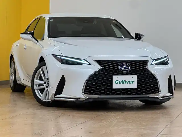 レクサス ＩＳ 300h 群馬県 2021(令3)年 4.1万km ソニッククォーツ Lexus Safety System +/三眼LEDオートライト/純正メーカーナビ/　　CD/DVD/BT/フルセグ/MSV/　　USB/AUX/Miracast/バックカメラ/レーダークルーズコントロール/オートハイビーム/レザーシート/前席シートヒーター/前席パワーシート/純正18インチAW/コーナーセンサー/ブラインドスポットモニター/レーンアシスト/オートブレーキホールド/パドルシフト/ステアリングスイッチ/オートリトラクタブルミラー/横滑り防止装置/サイド・カーテンエアバッグ/スマートキー/ビルトインETC2.0