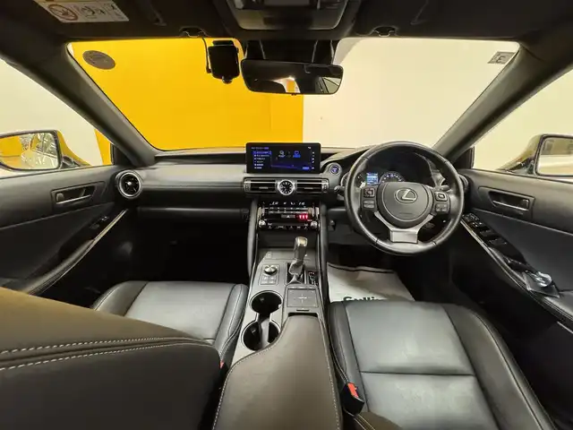 レクサス ＩＳ 300h 群馬県 2021(令3)年 4.1万km ソニッククォーツ Lexus Safety System +/三眼LEDオートライト/純正メーカーナビ/　　CD/DVD/BT/フルセグ/MSV/　　USB/AUX/Miracast/バックカメラ/レーダークルーズコントロール/オートハイビーム/レザーシート/前席シートヒーター/前席パワーシート/純正18インチAW/コーナーセンサー/ブラインドスポットモニター/レーンアシスト/オートブレーキホールド/パドルシフト/ステアリングスイッチ/オートリトラクタブルミラー/横滑り防止装置/サイド・カーテンエアバッグ/スマートキー/ビルトインETC2.0