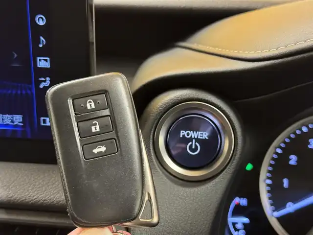 レクサス ＩＳ 300h 群馬県 2021(令3)年 4.1万km ソニッククォーツ Lexus Safety System +/三眼LEDオートライト/純正メーカーナビ/　　CD/DVD/BT/フルセグ/MSV/　　USB/AUX/Miracast/バックカメラ/レーダークルーズコントロール/オートハイビーム/レザーシート/前席シートヒーター/前席パワーシート/純正18インチAW/コーナーセンサー/ブラインドスポットモニター/レーンアシスト/オートブレーキホールド/パドルシフト/ステアリングスイッチ/オートリトラクタブルミラー/横滑り防止装置/サイド・カーテンエアバッグ/スマートキー/ビルトインETC2.0