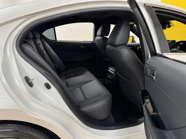 レクサス ＩＳ 300h 群馬県 2021(令3)年 4.1万km ソニッククォーツ Lexus Safety System +/三眼LEDオートライト/純正メーカーナビ/　　CD/DVD/BT/フルセグ/MSV/　　USB/AUX/Miracast/バックカメラ/レーダークルーズコントロール/オートハイビーム/レザーシート/前席シートヒーター/前席パワーシート/純正18インチAW/コーナーセンサー/ブラインドスポットモニター/レーンアシスト/オートブレーキホールド/パドルシフト/ステアリングスイッチ/オートリトラクタブルミラー/横滑り防止装置/サイド・カーテンエアバッグ/スマートキー/ビルトインETC2.0