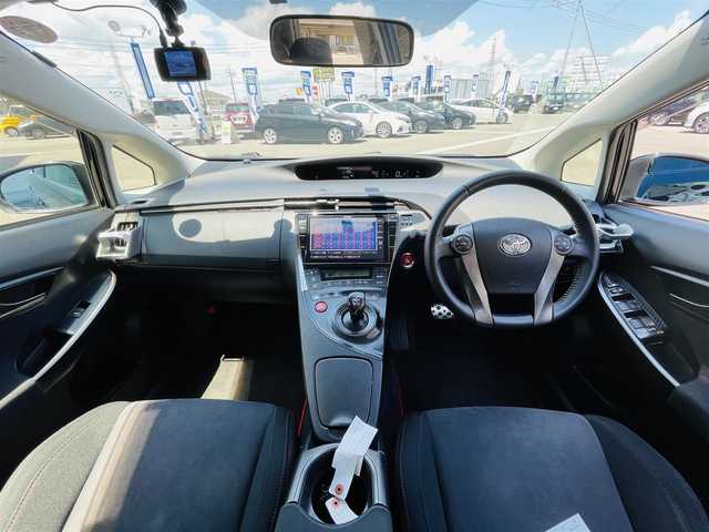 トヨタ プリウス S ツーリングセレ G’s 岡山県 2013(平25)年 10.2万km ブラック (株)IDOMが運営する【じしゃロン岡山店】の自社ローン専用車両です。こちらは現金またはオートローンご利用時の価格です。 自社ローンご希望の方は別途その旨お申し付け下さい /・社外９インチナビゲーション/・バックカメラ/・ＥＴＣ/・ドラレコ