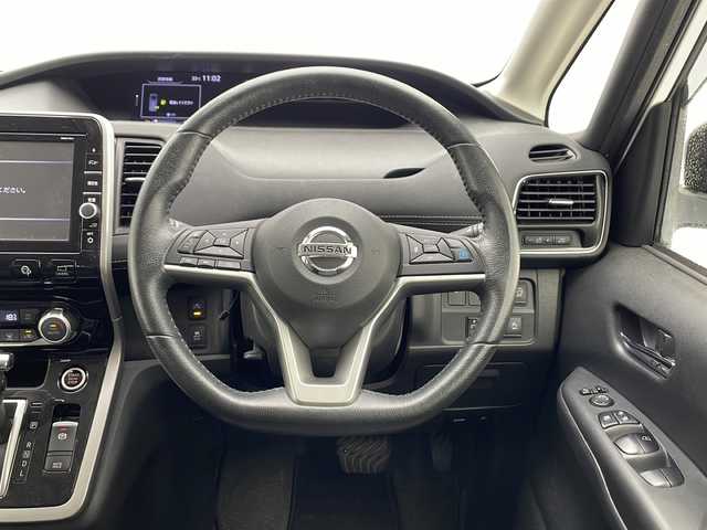 日産 セレナ ハイウェイスター Vセレクション 千葉県 2017(平29)年 3.8万km ブリリアントホワイトパール 2トーン ワンオーナー/メーカーオプションセーフティパックB/純正SDナビ/フルセグTV/Bluetooth/CD/DVD/USB/純正フリップダウンモニター/バックカメラ/全方位カメラ/前側ドライブレコーダー/ビルトインETC/デジタルインナーミラー/両側パワースライドドア/革調シートカバー/追従クルーズコントロール/LEDヘッドライト