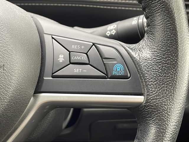 日産 セレナ ハイウェイスター Vセレクション 千葉県 2017(平29)年 3.8万km ブリリアントホワイトパール 2トーン ワンオーナー/メーカーオプションセーフティパックB/純正SDナビ/フルセグTV/Bluetooth/CD/DVD/USB/純正フリップダウンモニター/バックカメラ/全方位カメラ/前側ドライブレコーダー/ビルトインETC/デジタルインナーミラー/両側パワースライドドア/革調シートカバー/追従クルーズコントロール/LEDヘッドライト