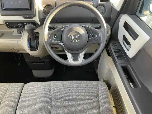 ホンダ Ｎ ＢＯＸ G L ホンダセンシング 福岡県 2018(平30)年 1.3万km プラチナホワイトパール 社外メモリナビKENWOOD【MDV-D306】/(AM/FM/CD/USB/ワンセグTV)/バックカメラ/ビルトインETC/社外前方ドライブレコーダーcarrozzeria/片側パワースライドドア/衝突軽減ブレーキ(CMBS)/車線逸脱警報/誤発進抑制機能/後方誤発進抑制機能/コーナーセンサー/路外逸脱抑制機能/ACC(アダプティブクルーズコントロール)/LKAS(車線維持支援システム)/オートライト/盗難防止装置/横滑り防止機能/電格ウィンカーミラー/プッシュスタート/純正フロアマット/ステアリングスイッチ/スペアキー×１/ＵＳＢ充電ソケット×２/ドアバイザー/取扱説明書/保証書