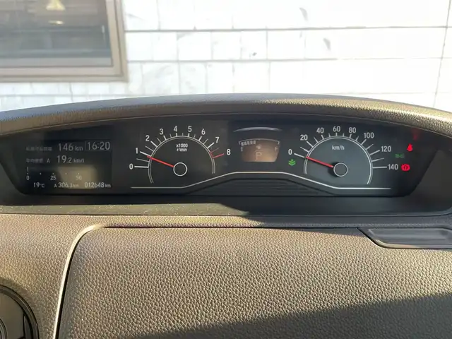 ホンダ Ｎ ＢＯＸ G L ホンダセンシング 福岡県 2018(平30)年 1.3万km プラチナホワイトパール 社外メモリナビKENWOOD【MDV-D306】/(AM/FM/CD/USB/ワンセグTV)/バックカメラ/ビルトインETC/社外前方ドライブレコーダーcarrozzeria/片側パワースライドドア/衝突軽減ブレーキ(CMBS)/車線逸脱警報/誤発進抑制機能/後方誤発進抑制機能/コーナーセンサー/路外逸脱抑制機能/ACC(アダプティブクルーズコントロール)/LKAS(車線維持支援システム)/オートライト/盗難防止装置/横滑り防止機能/電格ウィンカーミラー/プッシュスタート/純正フロアマット/ステアリングスイッチ/スペアキー×１/ＵＳＢ充電ソケット×２/ドアバイザー/取扱説明書/保証書