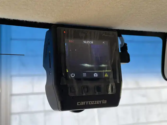 ホンダ Ｎ ＢＯＸ G L ホンダセンシング 福岡県 2018(平30)年 1.3万km プラチナホワイトパール 社外メモリナビKENWOOD【MDV-D306】/(AM/FM/CD/USB/ワンセグTV)/バックカメラ/ビルトインETC/社外前方ドライブレコーダーcarrozzeria/片側パワースライドドア/衝突軽減ブレーキ(CMBS)/車線逸脱警報/誤発進抑制機能/後方誤発進抑制機能/コーナーセンサー/路外逸脱抑制機能/ACC(アダプティブクルーズコントロール)/LKAS(車線維持支援システム)/オートライト/盗難防止装置/横滑り防止機能/電格ウィンカーミラー/プッシュスタート/純正フロアマット/ステアリングスイッチ/スペアキー×１/ＵＳＢ充電ソケット×２/ドアバイザー/取扱説明書/保証書