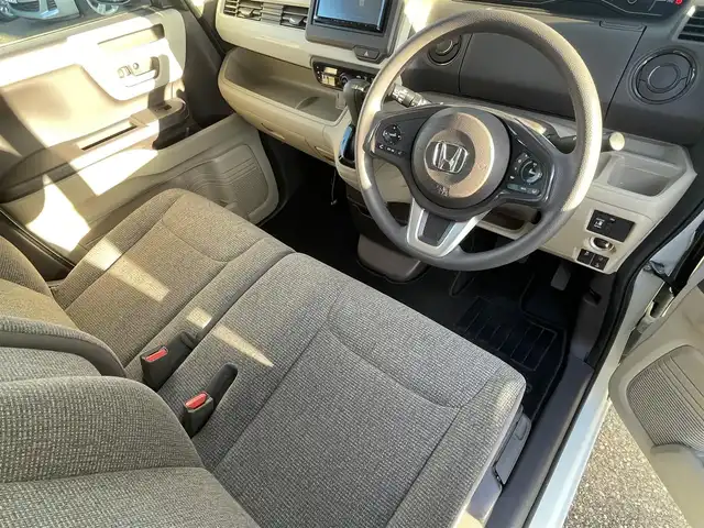 ホンダ Ｎ ＢＯＸ G L ホンダセンシング 福岡県 2018(平30)年 1.3万km プラチナホワイトパール 社外メモリナビKENWOOD【MDV-D306】/(AM/FM/CD/USB/ワンセグTV)/バックカメラ/ビルトインETC/社外前方ドライブレコーダーcarrozzeria/片側パワースライドドア/衝突軽減ブレーキ(CMBS)/車線逸脱警報/誤発進抑制機能/後方誤発進抑制機能/コーナーセンサー/路外逸脱抑制機能/ACC(アダプティブクルーズコントロール)/LKAS(車線維持支援システム)/オートライト/盗難防止装置/横滑り防止機能/電格ウィンカーミラー/プッシュスタート/純正フロアマット/ステアリングスイッチ/スペアキー×１/ＵＳＢ充電ソケット×２/ドアバイザー/取扱説明書/保証書